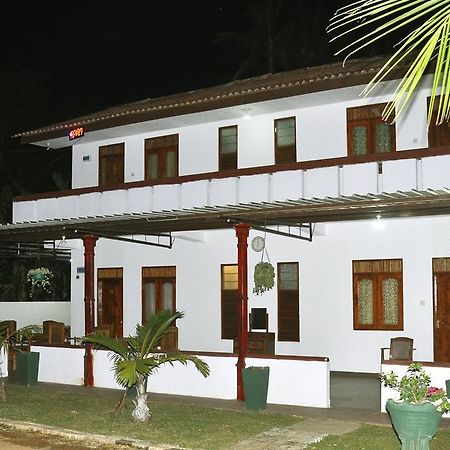 Hotel Flamingo Anuradhapura Buitenkant foto