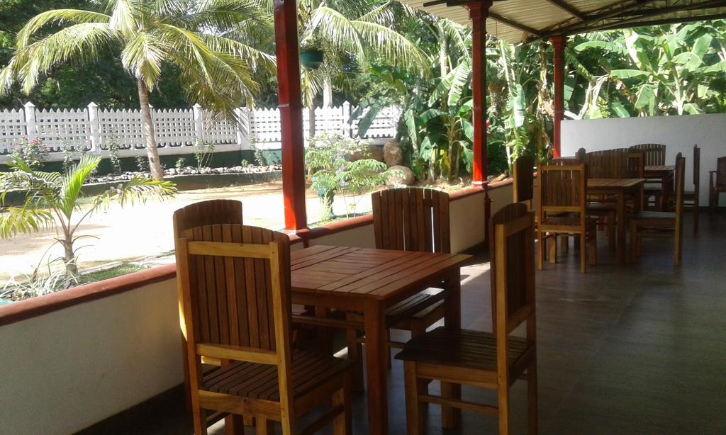 Hotel Flamingo Anuradhapura Buitenkant foto