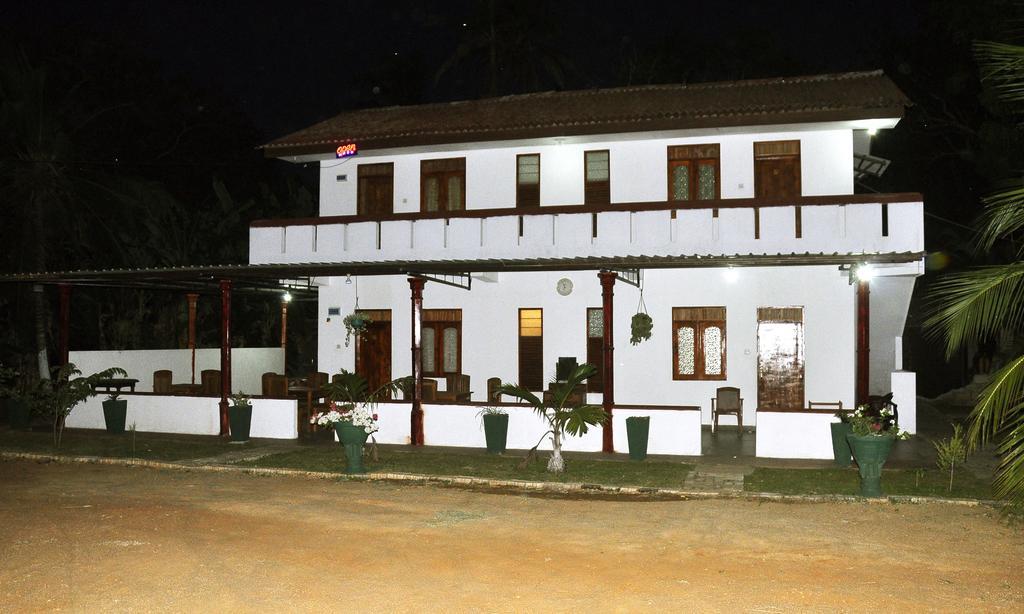 Hotel Flamingo Anuradhapura Buitenkant foto