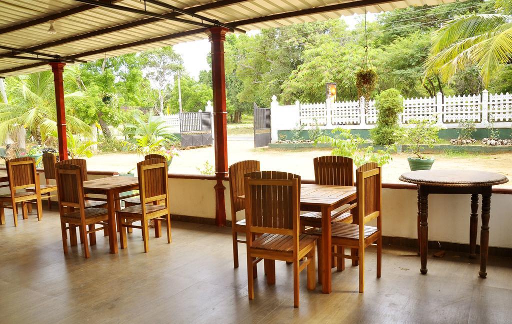 Hotel Flamingo Anuradhapura Buitenkant foto
