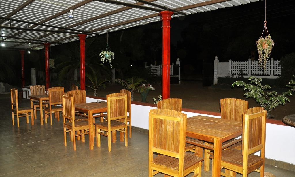 Hotel Flamingo Anuradhapura Buitenkant foto